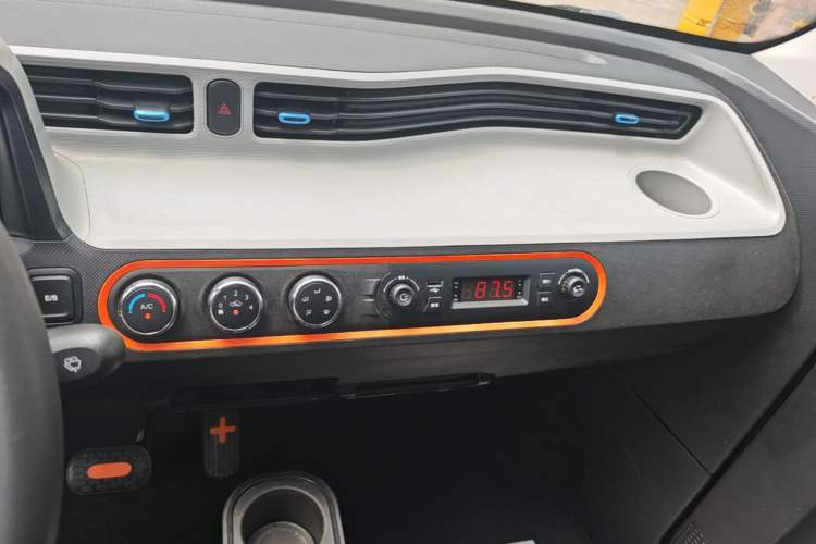 Used Wuling Hongguang MINIEV 2020 Freedom Version Lithium Iron Phosphate Audio And AC Panel