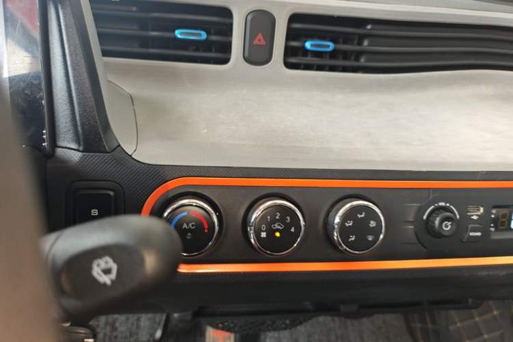Used Wuling Hongguang MINIEV 2020 Freedom Version Lithium Iron Phosphate Audio And AC Panel