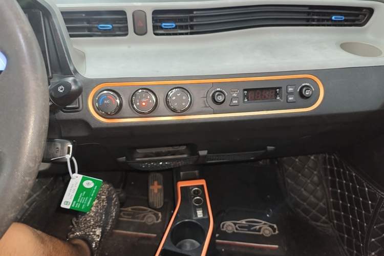 Used Wuling Hongguang MINIEV 2020 Freedom Version Lithium Iron Phosphate Audio And AC Panel