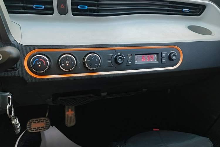 Used Wuling Hongguang MINIEV 2020 Zizai Version Lithium-NMC Audio And AC Panel