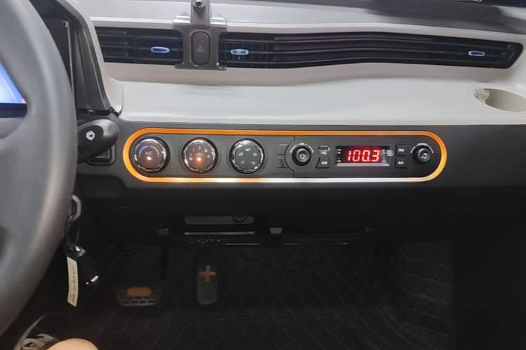 Used Wuling Hongguang MINIEV 2020 Enjoyment Model Lithium Iron Phosphate Audio And AC Panel