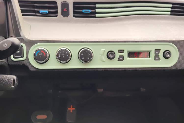Used Wuling Hongguang MINIEV 2020 Zizai Version Lithium-NMC Audio And AC Panel