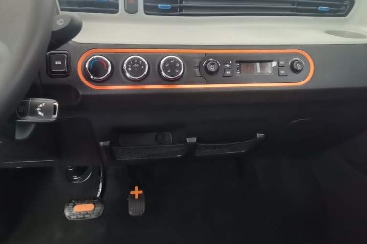 Used Wuling Hongguang MINIEV 2020 Lite Version Lithium Iron Phosphate Audio And AC Panel