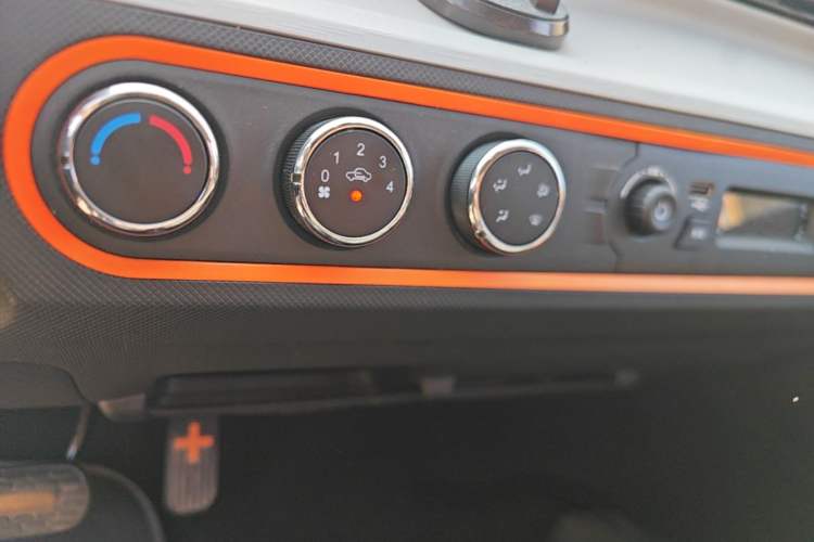 Used Wuling Hongguang MINIEV 2020 Lite Version Lithium Iron Phosphate Audio And AC Panel