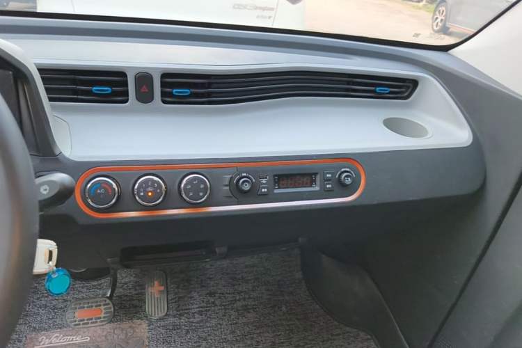 Used Wuling Hongguang MINIEV 2020 Freedom Version Lithium Iron Phosphate Audio And AC Panel