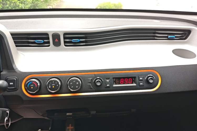 Used Wuling Hongguang MINIEV 2020 Easy Version Lithium-Ion Battery Audio And AC Panel