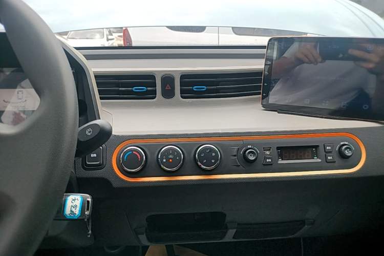 Used Wuling Hongguang MINIEV 2020 Easy Version Lithium-Ion Battery Audio And AC Panel