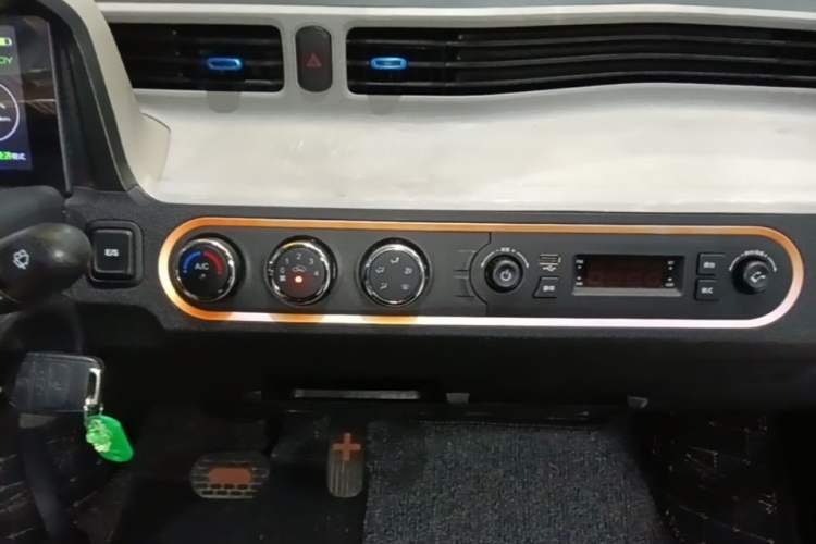 Used Wuling Hongguang MINIEV 2020 Zizai Version Lithium-NMC Audio And AC Panel