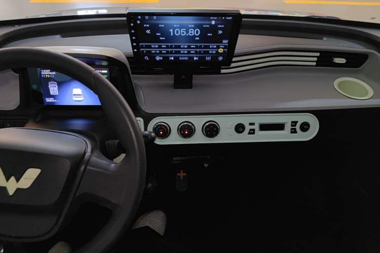 Used Wuling Hongguang MINIEV 2020 Freedom Version Lithium Iron Phosphate Audio And AC Panel