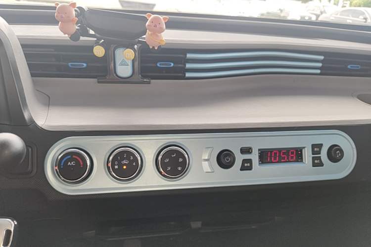 Used Wuling Hongguang MINIEV 2020 Enjoyment Model Lithium Iron Phosphate Audio And AC Panel