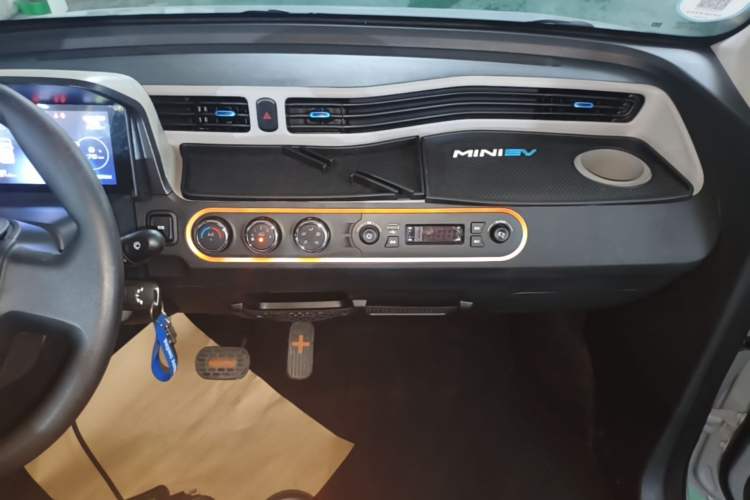 Used Wuling Hongguang MINIEV 2020 Freedom Version Lithium Iron Phosphate Audio And AC Panel