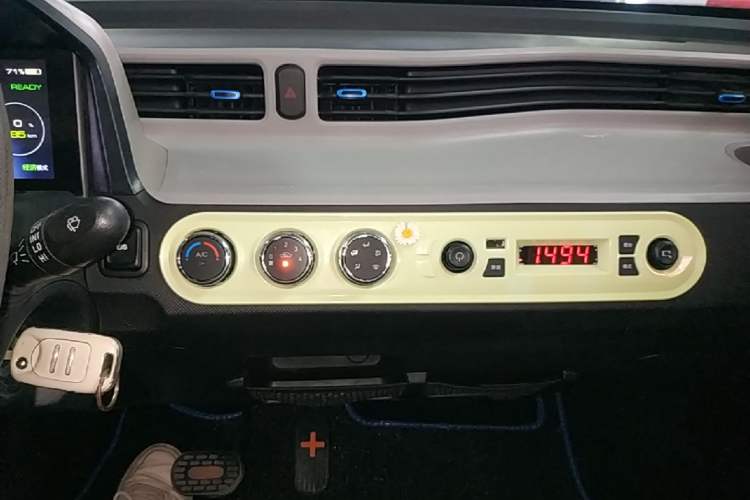 Used Wuling Hongguang MINIEV 2020 Freedom Version Lithium Iron Phosphate Audio And AC Panel