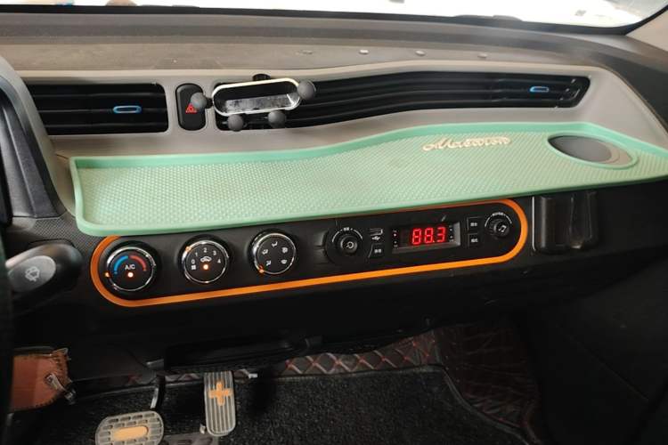 Used Wuling Hongguang MINIEV 2020 Freedom Version Lithium Iron Phosphate Audio And AC Panel