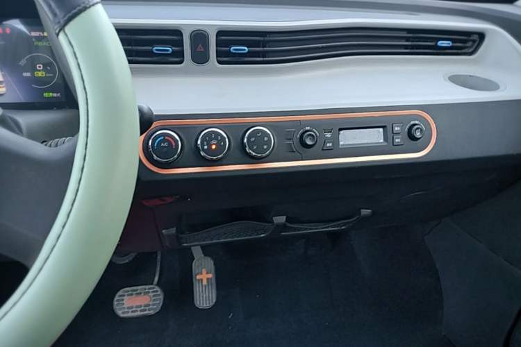 Used Wuling Hongguang MINIEV 2020 Freedom Version Lithium Iron Phosphate Audio And AC Panel