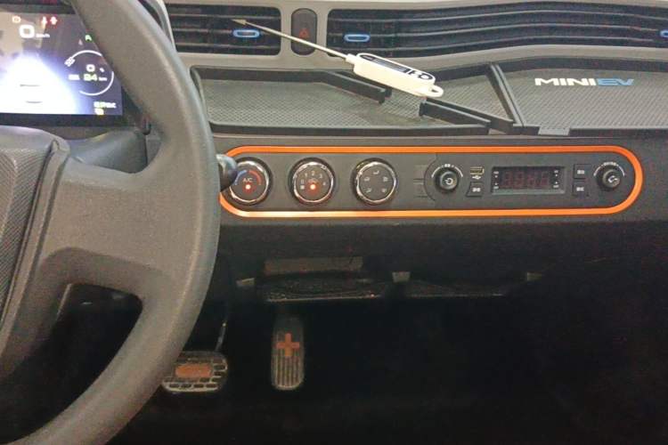 Used Wuling Hongguang MINIEV 2020 Enjoyment Model Lithium Iron Phosphate Audio And AC Panel