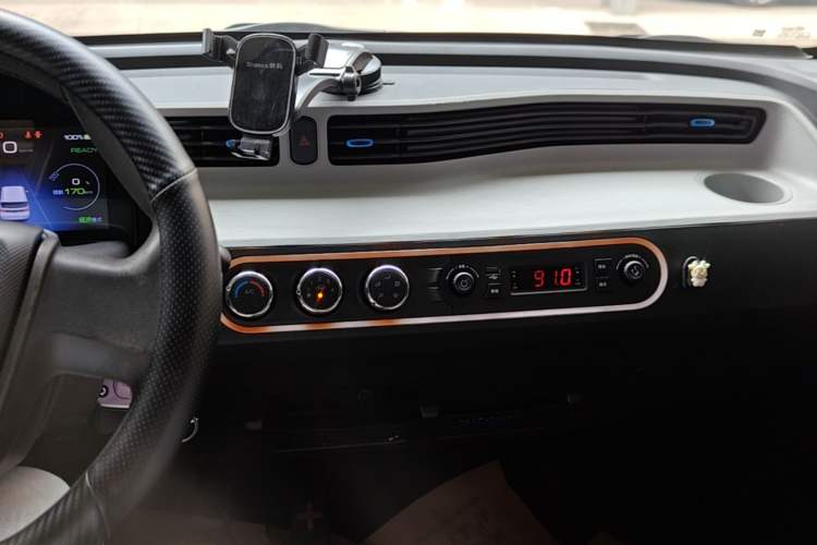 Used Wuling Hongguang MINIEV 2020 Enjoyment Model Lithium Iron Phosphate Audio And AC Panel