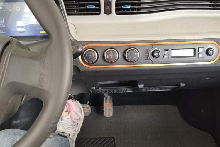 Used Wuling Hongguang MINIEV 2020 Freedom Version Lithium Iron Phosphate Audio And AC Panel