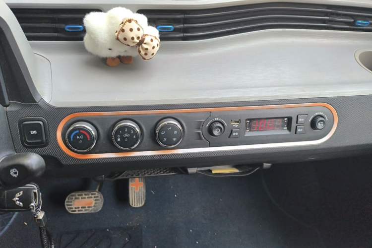 Used Wuling Hongguang MINIEV 2020 Freedom Version Lithium Iron Phosphate Audio And AC Panel