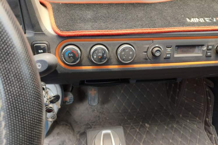 Used Wuling Hongguang MINIEV 2020 Freedom Version Lithium Iron Phosphate Audio And AC Panel