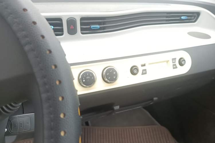 Used Wuling Hongguang MINIEV 2020 Enjoyment Model Lithium Iron Phosphate Audio And AC Panel