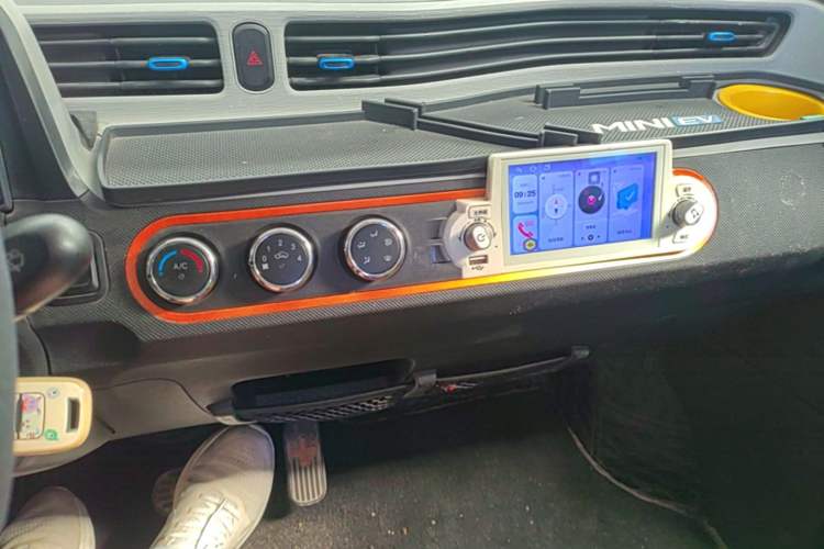 Used Wuling Hongguang MINIEV 2020 Freedom Version Lithium Iron Phosphate Audio And AC Panel
