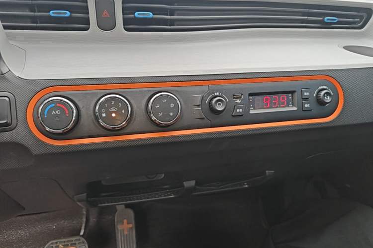Used Wuling Hongguang MINIEV 2020 Freedom Version Lithium Iron Phosphate Audio And AC Panel