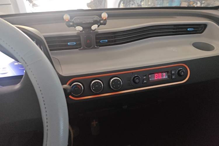 Used Wuling Hongguang MINIEV 2020 Enjoyment Model Lithium Iron Phosphate Audio And AC Panel