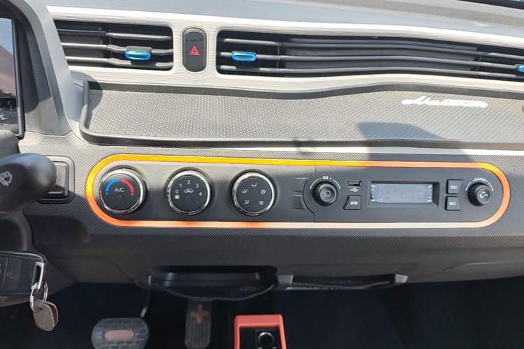 Used Wuling Hongguang MINIEV 2020 Zizai Version Lithium-NMC Audio And AC Panel
