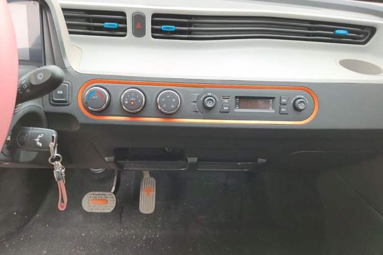 Used Wuling Hongguang MINIEV 2020 Freedom Version Lithium Iron Phosphate Audio And AC Panel