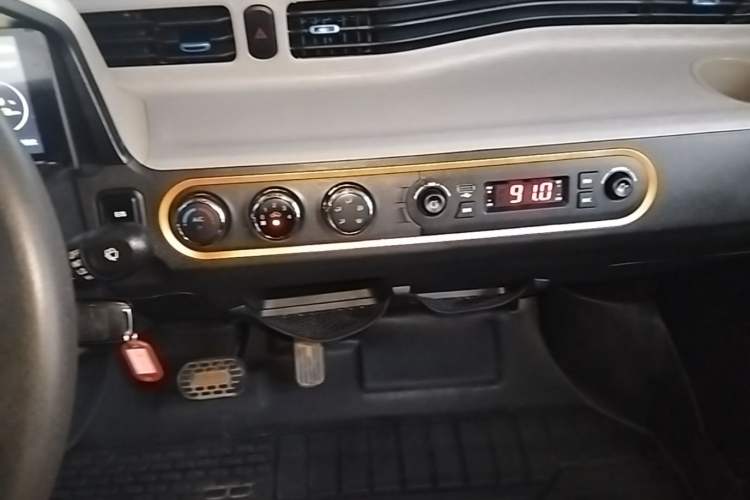 Used Wuling Hongguang MINIEV 2020 Enjoy Edition Lithium-Ion Battery Audio And AC Panel