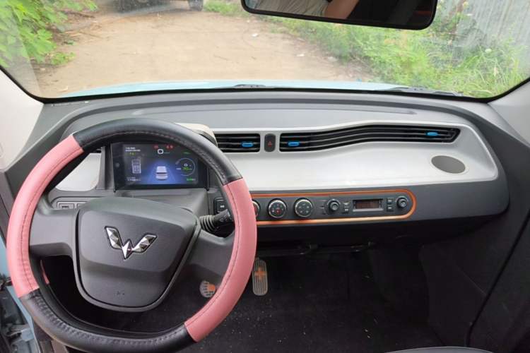 Used Wuling Hongguang MINIEV 2020 Freedom Version Lithium Iron Phosphate Center Console