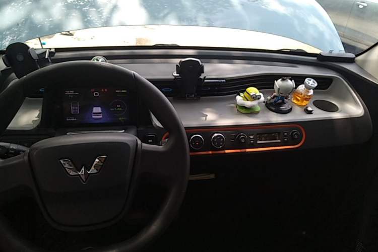 Used Wuling Hongguang MINIEV 2020 Enjoyment Model Lithium Iron Phosphate Center Console