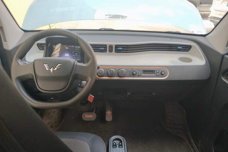 Used Wuling Hongguang MINIEV 2020 Freedom Version Lithium Iron Phosphate Center Console