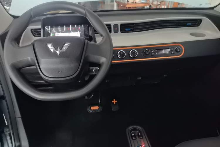 Used Wuling Hongguang MINIEV 2020 Lite Version Lithium Iron Phosphate Center Console