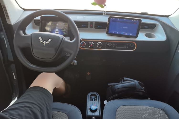 Used Wuling Hongguang MINIEV 2020 Freedom Version Lithium Iron Phosphate Center Console