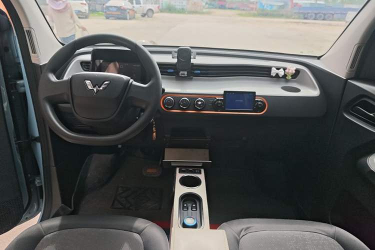 Used Wuling Hongguang MINIEV 2020 Freedom Version Lithium Iron Phosphate Center Console