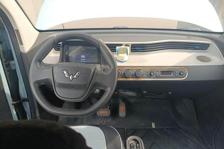 Used Wuling Hongguang MINIEV 2020 Enjoyment Model Lithium Iron Phosphate Center Console