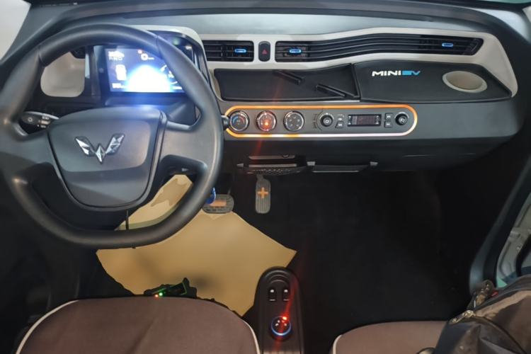 Used Wuling Hongguang MINIEV 2020 Freedom Version Lithium Iron Phosphate Center Console