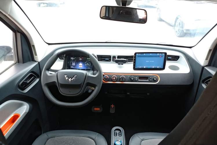 Used Wuling Hongguang MINIEV 2020 Freedom Version Lithium Iron Phosphate Center Console