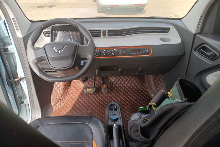 Used Wuling Hongguang MINIEV 2020 Freedom Version Lithium Iron Phosphate Center Console