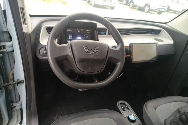 Used Wuling Hongguang MINIEV 2020 Enjoyment Model Lithium Iron Phosphate Center Console