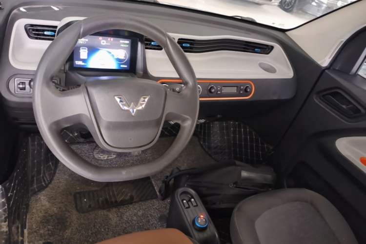 Used Wuling Hongguang MINIEV 2020 Enjoyment Model Lithium Iron Phosphate Center Console
