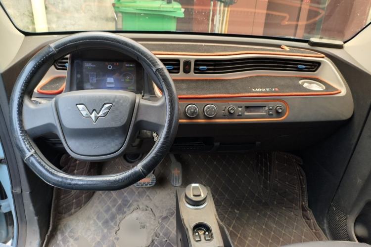 Used Wuling Hongguang MINIEV 2020 Freedom Version Lithium Iron Phosphate Center Console