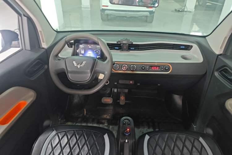 Used Wuling Hongguang MINIEV 2020 Freedom Version Lithium Iron Phosphate Center Console