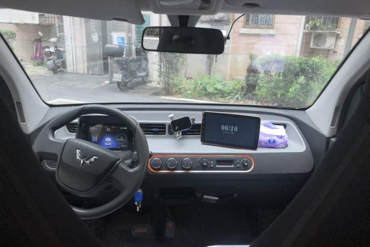 Used Wuling Hongguang MINIEV 2020 Enjoyment Model Lithium Iron Phosphate Center Console