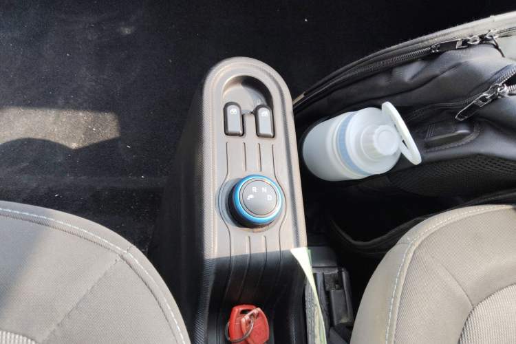 Used Wuling Hongguang MINIEV 2020 Easy Version Lithium-Ion Battery Gear Lever