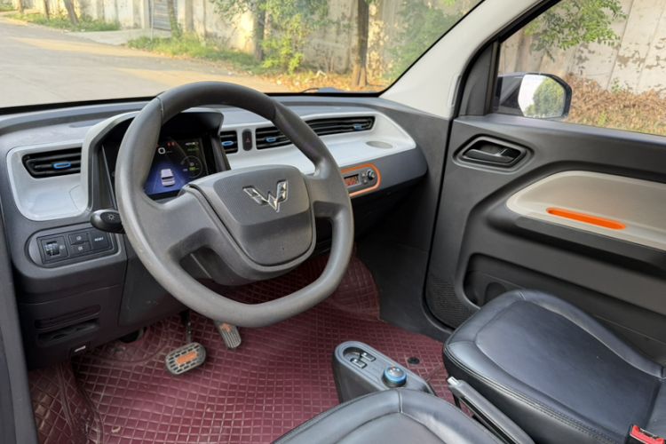 Used Wuling Hongguang MINIEV 2020 Enjoyment Model Lithium Iron Phosphate Interior 1