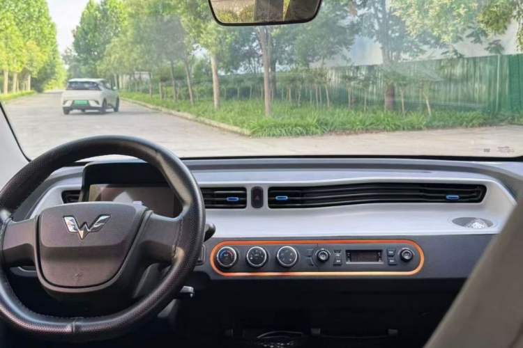 Used Wuling Hongguang MINIEV 2020 Enjoyment Model Lithium Iron Phosphate Interior 2