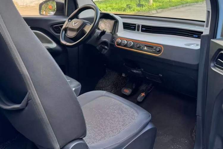 Used Wuling Hongguang MINIEV 2020 Enjoyment Model Lithium Iron Phosphate Interior 3
