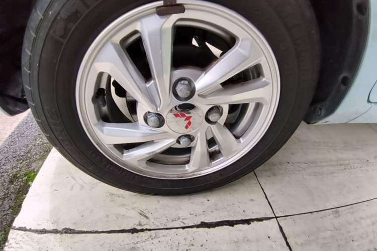 Used Wuling Hongguang MINIEV 2020 Freedom Version Lithium Iron Phosphate Left Front Wheel Hub
